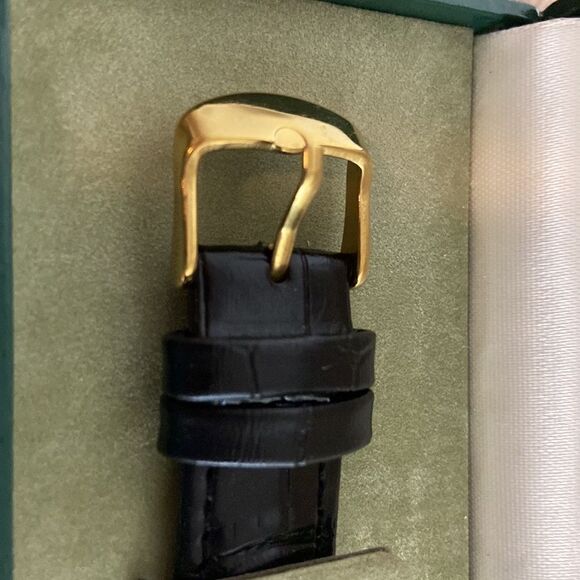 Gucci watch leather strap gold Roman numeral EUC - Picture 7 of 13